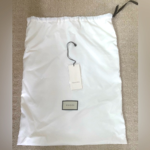 Authentic Gucci tote bag with signature Gucci logo and strap - Picture 8 of 16